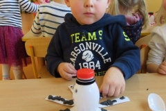 Poznajemy-tworzywa-sztuczne-w-grupie-Boze-duszki-17.03-2