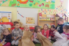 Poznajemy-tworzywa-sztuczne-w-grupie-Boze-duszki-17.03-3