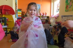 Poznajemy-tworzywa-sztuczne-w-grupie-Boze-duszki-17.03-4