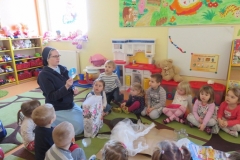 Poznajemy-tworzywa-sztuczne-w-grupie-Boze-duszki-17.03-5