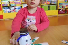 Poznajemy-tworzywa-sztuczne-w-grupie-Boze-duszki-17.03-6