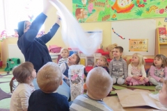 Poznajemy-tworzywa-sztuczne-w-grupie-Boze-duszki-17.03-7