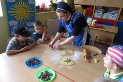 Promyczki-pieka-rogaliki-Sw.-Marcina-09.11-10