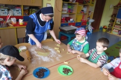 Promyczki-pieka-rogaliki-Sw.-Marcina-09.11-12