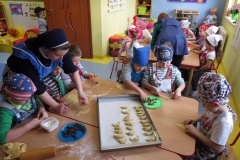 Promyczki-pieka-rogaliki-Sw.-Marcina-09.11-16