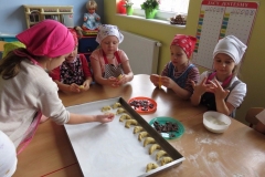 Promyczki-pieka-rogaliki-Sw.-Marcina-09.11-2