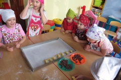 Promyczki-pieka-rogaliki-Sw.-Marcina-09.11-20