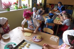 Promyczki-pieka-rogaliki-Sw.-Marcina-09.11-3