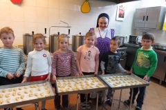 Promyczki-pieka-rogaliki-Sw.-Marcina-09.11-6