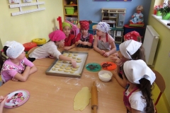 Promyczki-pieka-rogaliki-Sw.-Marcina-09.11-7