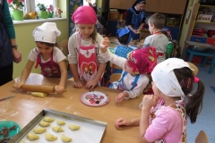 Promyczki-pieka-rogaliki-Sw.-Marcina-09.11-9