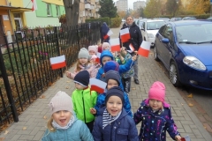 Przedszkolaki rozdają flagi z okazji Święta Niepodległości