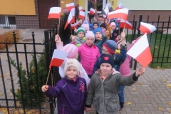 Przedszkolaki-rozdaja-flagi-z-okazji-Swieta-Niepodleglosci-1