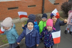 Przedszkolaki-rozdaja-flagi-z-okazji-Swieta-Niepodleglosci-10