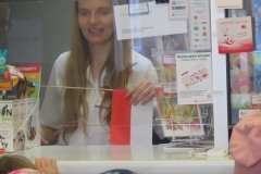 Przedszkolaki-rozdaja-flagi-z-okazji-Swieta-Niepodleglosci-11