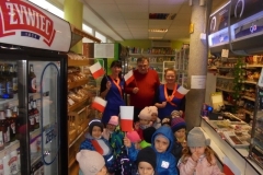 Przedszkolaki-rozdaja-flagi-z-okazji-Swieta-Niepodleglosci-12