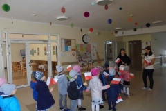 Przedszkolaki-rozdaja-flagi-z-okazji-Swieta-Niepodleglosci-13