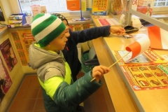 Przedszkolaki-rozdaja-flagi-z-okazji-Swieta-Niepodleglosci-14