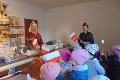 Przedszkolaki-rozdaja-flagi-z-okazji-Swieta-Niepodleglosci-16