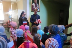 Przedszkolaki-rozdaja-flagi-z-okazji-Swieta-Niepodleglosci-17