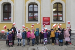 Przedszkolaki-rozdaja-flagi-z-okazji-Swieta-Niepodleglosci-18