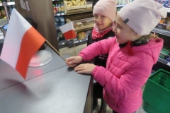 Przedszkolaki-rozdaja-flagi-z-okazji-Swieta-Niepodleglosci-19