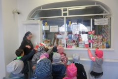 Przedszkolaki-rozdaja-flagi-z-okazji-Swieta-Niepodleglosci-2