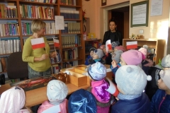 Przedszkolaki-rozdaja-flagi-z-okazji-Swieta-Niepodleglosci-21