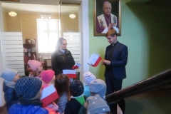 Przedszkolaki-rozdaja-flagi-z-okazji-Swieta-Niepodleglosci-22