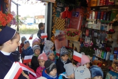 Przedszkolaki-rozdaja-flagi-z-okazji-Swieta-Niepodleglosci-23