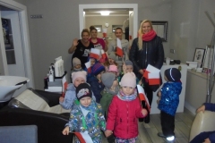 Przedszkolaki-rozdaja-flagi-z-okazji-Swieta-Niepodleglosci-24