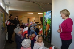 Przedszkolaki-rozdaja-flagi-z-okazji-Swieta-Niepodleglosci-28