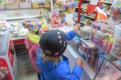 Przedszkolaki-rozdaja-flagi-z-okazji-Swieta-Niepodleglosci-3