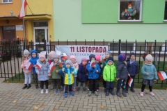 Przedszkolaki-rozdaja-flagi-z-okazji-Swieta-Niepodleglosci-4