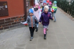 Przedszkolaki-rozdaja-flagi-z-okazji-Swieta-Niepodleglosci-5