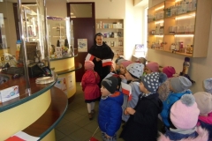 Przedszkolaki-rozdaja-flagi-z-okazji-Swieta-Niepodleglosci-6