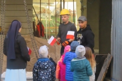 Przedszkolaki-rozdaja-flagi-z-okazji-Swieta-Niepodleglosci-7