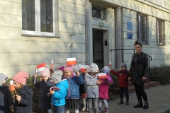 Przedszkolaki-rozdaja-flagi-z-okazji-Swieta-Niepodleglosci-8