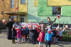 Przedszkolaki-rozdaja-flagi-z-okazji-Swieta-Niepodleglosci-9