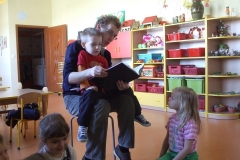 Rodzice czytają bajki z cyklu cała Polska czyta dzieciom
