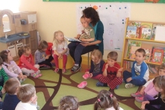 Rodzice-czytaja-bajki-z-cyklu-cala-Polska-czyta-dzieciom-3