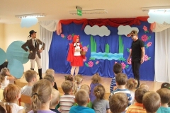 Rodzice z okazji Dnia Dziecka przedstawiają bajkę pt. Czerwony Kapturek