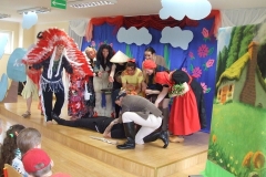 Rodzice-z-okazji-Dnia-Dziecka-przedstawiaja-bajke-pt.-Czerwony-Kapturek-1