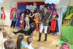 Rodzice-z-okazji-Dnia-Dziecka-przedstawiaja-bajke-pt.-Czerwony-Kapturek-15