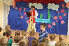 Rodzice-z-okazji-Dnia-Dziecka-przedstawiaja-bajke-pt.-Czerwony-Kapturek-16