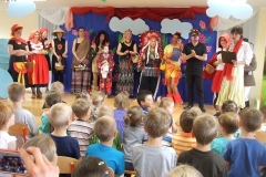 Rodzice-z-okazji-Dnia-Dziecka-przedstawiaja-bajke-pt.-Czerwony-Kapturek-2