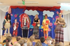 Rodzice-z-okazji-Dnia-Dziecka-przedstawiaja-bajke-pt.-Czerwony-Kapturek-4