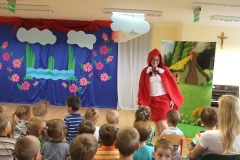Rodzice-z-okazji-Dnia-Dziecka-przedstawiaja-bajke-pt.-Czerwony-Kapturek-7