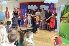 Rodzice-z-okazji-Dnia-Dziecka-przedstawiaja-bajke-pt.-Czerwony-Kapturek-8