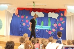 Rodzice-z-okazji-Dnia-Dziecka-przedstawiaja-bajke-pt.-Czerwony-Kapturek-9